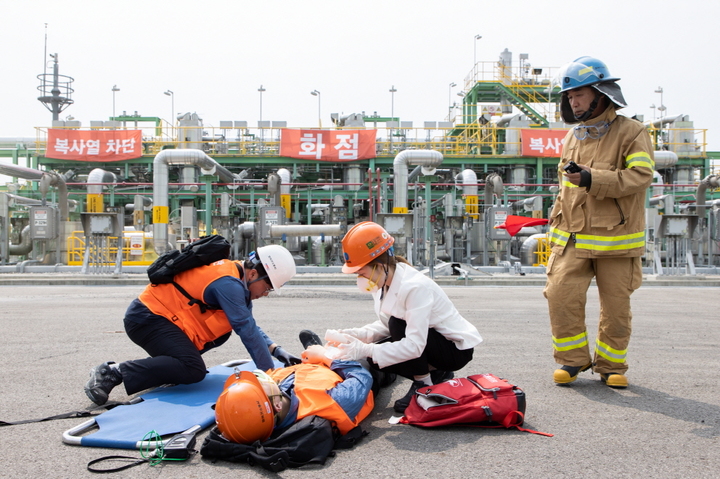 [세종=뉴시스]한국가스공사는 18일 인천기지본부에서 예고 없이 찾아오는 재난 상황에 대한 안전대응 역량을 강화하기 위해 ‘2023년 재난대응 안전한국훈련’을 실시했다.(사진=한국가스공사 제공) *재판매 및 DB 금지