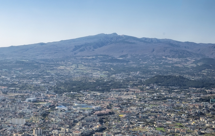 [제주=뉴시스] 제주시와 한라산 전경. (사진=뉴시스DB) *재판매 및 DB 금지