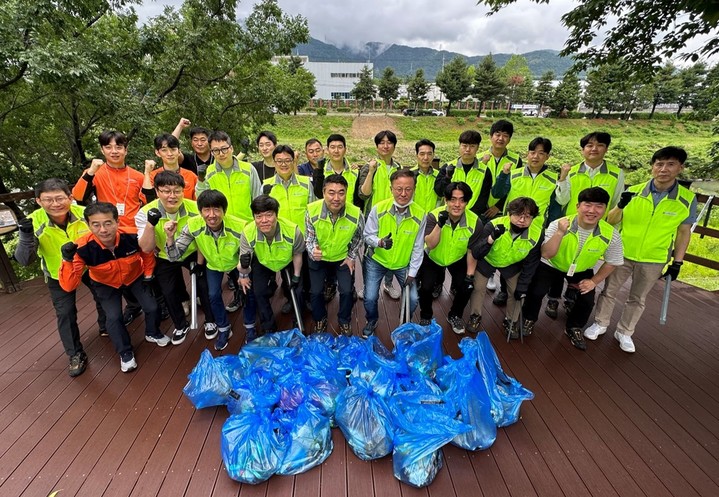 [창원=뉴시스] 강경국 기자 = LG전자 임직원들이 탄소중립 2030(Zero Carbon 2030) 선언 5주년을 기념하며 19일 경남 창원시 성산구 창원LG스마트파크 인근 남천에서 '플로깅 캠페인' 활동을 펼치고 있다. (사진=LG전자 제공). 2023.05.19. photo@newsis.com *재판매 및 DB 금지