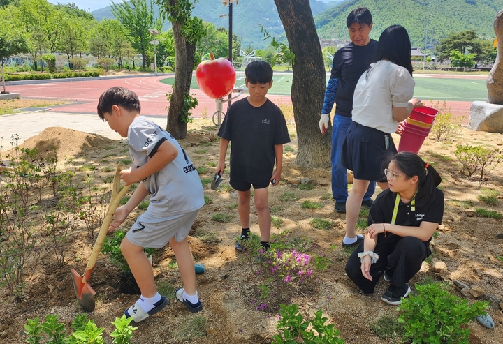 [괴산=뉴시스] 연풍초등학교 기후변화 환경교육. (사진=괴산증평교육지원청 제공) photo@newsis.com *재판매 및 DB 금지