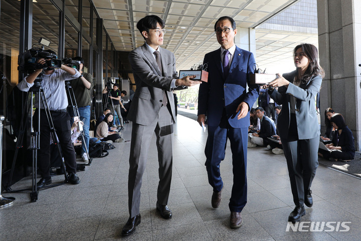 [서울=뉴시스] 권창회 기자 = 더불어민주당 전당대회 돈봉투 의혹 관련 자금 조달 등 혐의를 받는 이성만 무소속 의원이 19일 오전 조사를 받기 위해 서울 서초구 서울중앙지검으로 출석하고 있다. 2023.05.19. kch0523@newsis.com