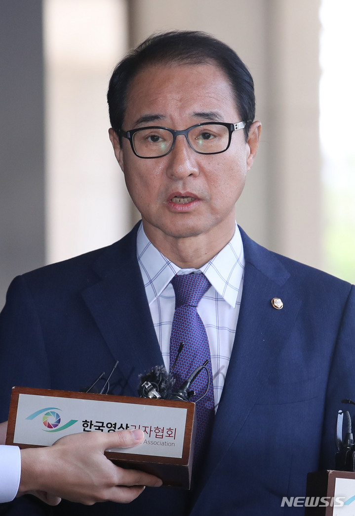 [서울=뉴시스] 권창회 기자 = 더불어민주당 전당대회 돈봉투 의혹 관련 자금 조달 등 혐의를 받는 이성만 무소속 의원이 19일 오전 조사를 받기 위해 서울 서초구 서울중앙지검으로 출석해 입장표명을 하고 있다. 2023.05.19. kch0523@newsis.com