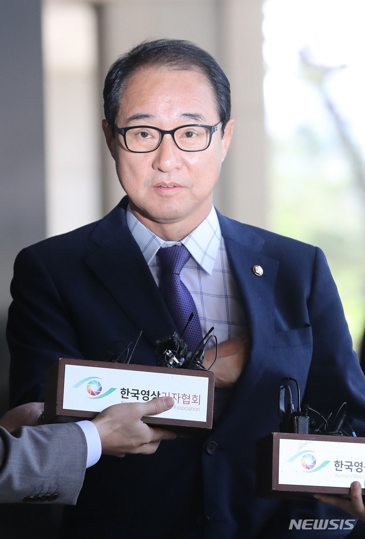 [서울=뉴시스] 권창회 기자 = 더불어민주당 전당대회 돈봉투 의혹 관련 자금 조달 등 혐의를 받는 이성만 무소속 의원이 19일 오전 조사를 받기 위해 서울 서초구 서울중앙지검으로 출석하며 입장문을 꺼내고 있다. 2023.05.19. kch0523@newsis.com