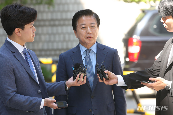 [서울=뉴시스] 권창회 기자 = 사진은 불법 정치자금 6000만원을 받은 혐의로 기소된 노웅래 전 더불어민주당 의원이 2023년 5월 19일 오전 서울 서초구 서울중앙지법에서 열린 뇌물수수 및 정치자금 위반 등 혐의 공판에 출석하며 입장을 밝히고 있는 모습. 2026.05.27. kch0523@newsis.com
