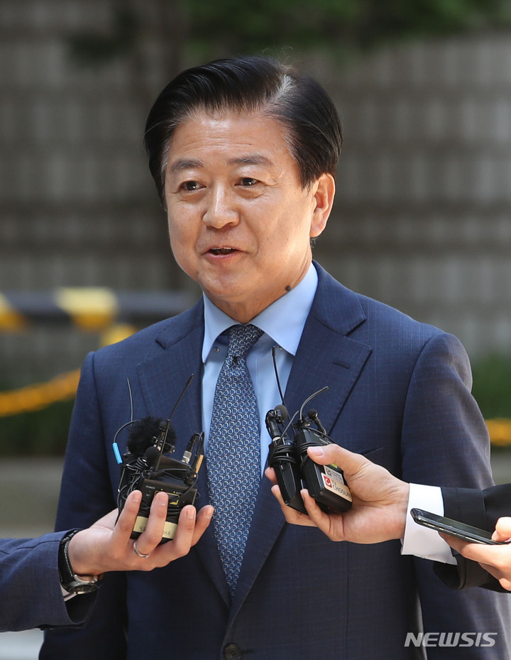 [서울=뉴시스] 권창회 기자 = 불법 정치자금 6000만원을 받은 혐의로 기소된 노웅래 더불어민주당 의원이 19일 오전 서울 서초구 서울중앙지법에서 열린 뇌물수수 및 정치자금 위반 등 혐의 공판에 출석하며 입장을 밝히고 있다. 2023.05.19. kch0523@newsis.com