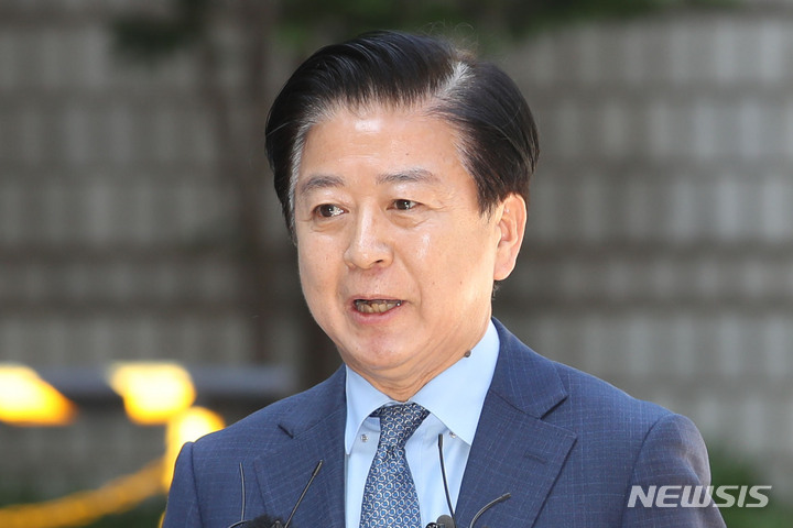 [서울=뉴시스] 권창회 기자 = 불법 정치자금 6000만원을 받은 혐의로 기소된 노웅래 더불어민주당 의원이 19일 오전 서울 서초구 서울중앙지법에서 열린 뇌물수수 및 정치자금 위반 등 혐의 공판에 출석하며 입장을 밝히고 있다. 2023.05.19. kch0523@newsis.com