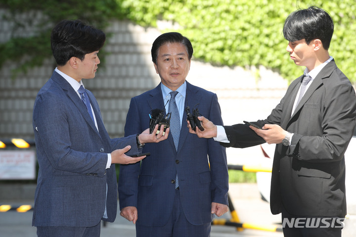 [서울=뉴시스] 권창회 기자 = 불법 정치자금 6000만원을 받은 혐의로 기소된 노웅래 더불어민주당 의원이 19일 오전 서울 서초구 서울중앙지법에서 열린 뇌물수수 및 정치자금 위반 등 혐의 공판에 출석하며 입장을 밝히고 있다. 2023.05.19. kch0523@newsis.com