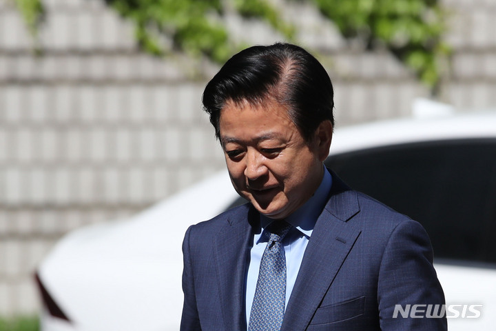 [서울=뉴시스] 권창회 기자 = 불법 정치자금 6000만원을 받은 혐의로 기소된 노웅래 더불어민주당 의원이 19일 오전 서울 서초구 서울중앙지법에서 열린 뇌물수수 및 정치자금 위반 등 혐의 공판에 출석하고 있다. 2023.05.19. kch0523@newsis.com