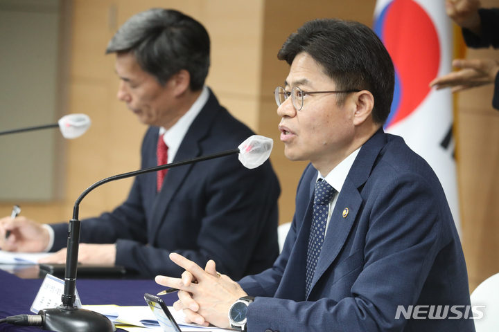 [서울=뉴시스] 김명원 기자 = 유국희 후쿠시마 원전 오염수 '전문가 시찰단' 단장이 19일 오전 서울 종로구 정부서울청사에서 후쿠시마 원전 오염수 '전문가 시찰단' 파견 브리핑을 하고 있다. 2023.05.19. kmx1105@newsis.com