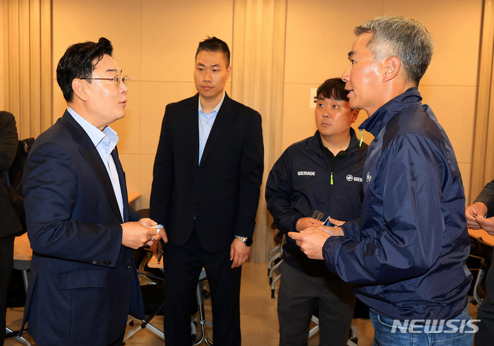 [성남=뉴시스] 추상철 기자 = 국민의힘 코인게이트 진상조사단장인 김성원 의원이 19일 경기도 성남시 분당구 위메이드 본사에서 열린 2차 회의에서 장현국 위메이드 대표와 대화를 하고 있다. (공동취재사진) 2023.05.19. photo@newsis.com