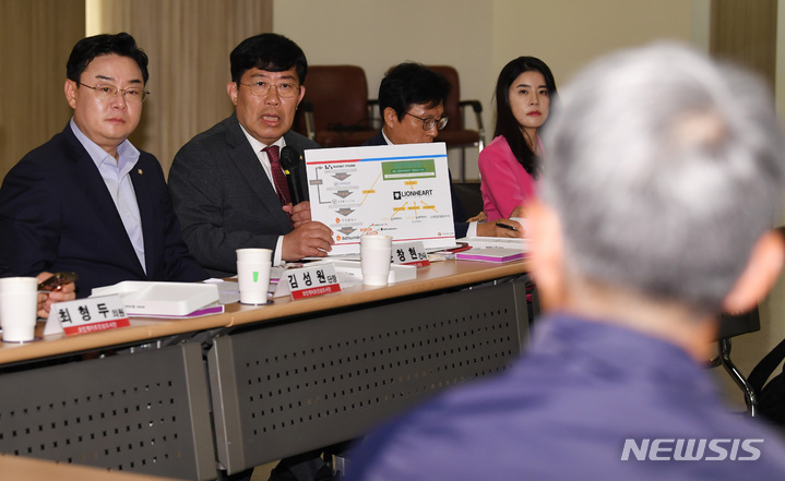 [성남=뉴시스] 추상철 기자 = 국민의힘 코인게이트 진상조사단 간사인 윤창현 의원이 19일 경기도 성남시 분당구 위메이드 본사에서 열린 2차 회의에서 장현국 위메이드 대표에게 질의하고 있다. (공동취재사진) 2023.05.19. photo@newsis.com