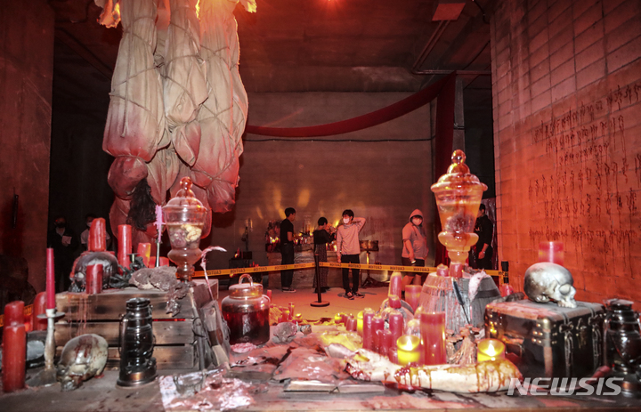 [서울=뉴시스] 김근수 기자 = 19일 서울 영등포구 서울 지하철 5호선 영등포시장역에 마련된 게임문화체험관 헬스테이션(Hellstation)에서 관람객들이 '디아블로4' 게임을 체험하고 있다. 2023.05.19. ks@newsis.com