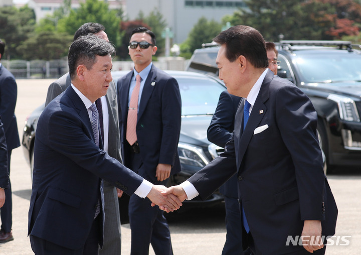 [성남=뉴시스] 홍효식 기자 = 주요7개국(G7) 정상회의 참석을 위해 일본 히로시마로 출국하는 윤석열 대통령이 19일 경기도 성남 서울공항에서 공군 1호기 탑승 전 한창섭 행안부 차관과 인사하고 있다. 2023.05.19. yesphoto@newsis.com