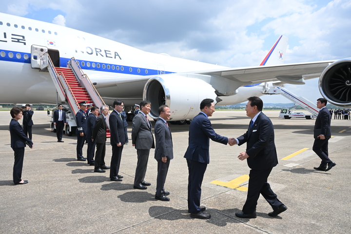 [성남=뉴시스] 주요7개국(G7) 정상회의 참석을 위해 일본 히로시마로 출국하는 윤석열 대통령이 19일 경기도 성남 서울공항에서 공군 1호기 탑승 전 김기현 국민의힘 대표와 인사하고 있다. (사진=대통령실 제공) 2023.05.19. photo@newsis.com *재판매 및 DB 금지