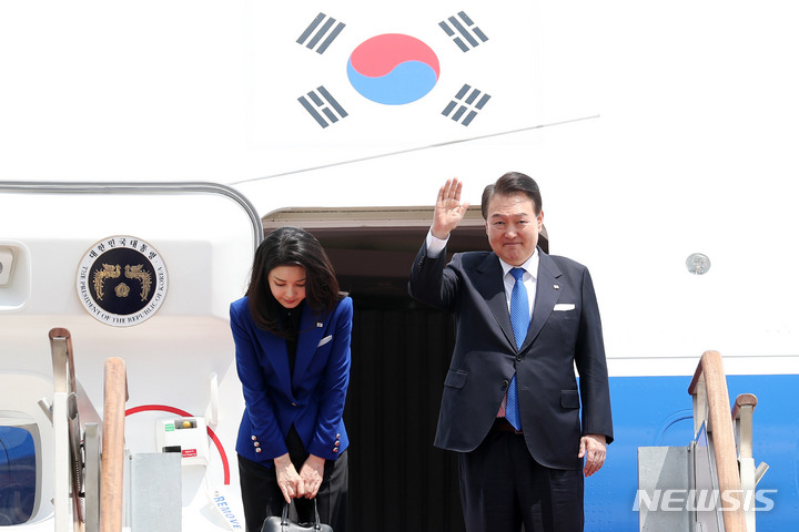 [성남=뉴시스] 홍효식 기자 = 주요7개국(G7) 정상회의 참석을 위해 일본 히로시마로 출국하는 윤석열 대통령과 부인 김건희 여사가 19일 경기도 성남 서울공항에서 공군 1호기 탑승 전 인사하고 있다. 2023.05.19. yesphoto@newsis.com