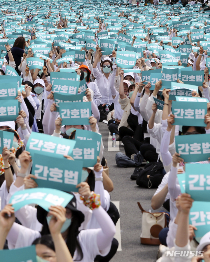 [서울=뉴시스] 최진석 기자 = 대한간호협회 소속 간호사들이 19일 오후 서울 종로구 세종대로에서 간호법 거부권 행사 규탄 총궐기대회를 하고 있다. 2023.05.19. myjs@newsis.com