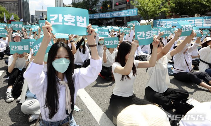 [서울=뉴시스] 최진석 기자 = 대한간호협회 소속 간호사들이 19일 오후 서울 종로구 세종대로에서 간호법 거부권 행사 규탄 총궐기대회를 하고 있다. 2023.05.19. myjs@newsis.com