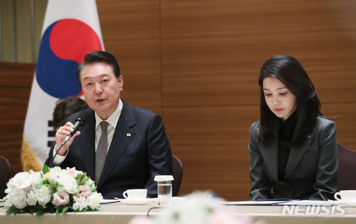 [히로시마=뉴시스] 홍효식 기자 = 주요7개국(G7) 정상회의 참석을 위해 일본을 방문한 윤석열 대통령이 19일 히로시마 한 호텔에서 열린 히로시마 동포 원폭 피해자와의 간담회에서 발언하고 있다. 2023.05.19. yesphoto@newsis.com