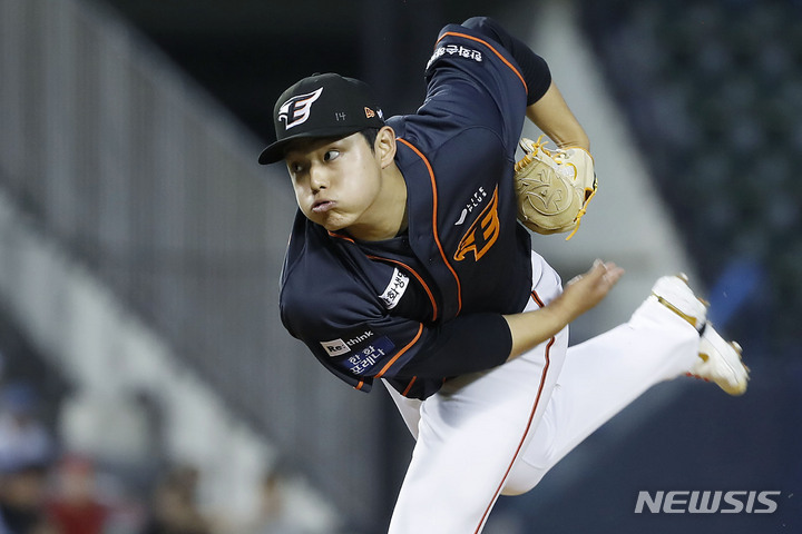 [서울=뉴시스] 최동준 기자 = 19일 서울 잠실야구장에서 열린 2023 KBO리그 LG 트윈스 대 한화 이글스의 경기, 한화 선발 문동주가 공을 던지고 있다. 2023.05.19. photocdj@newsis.com
