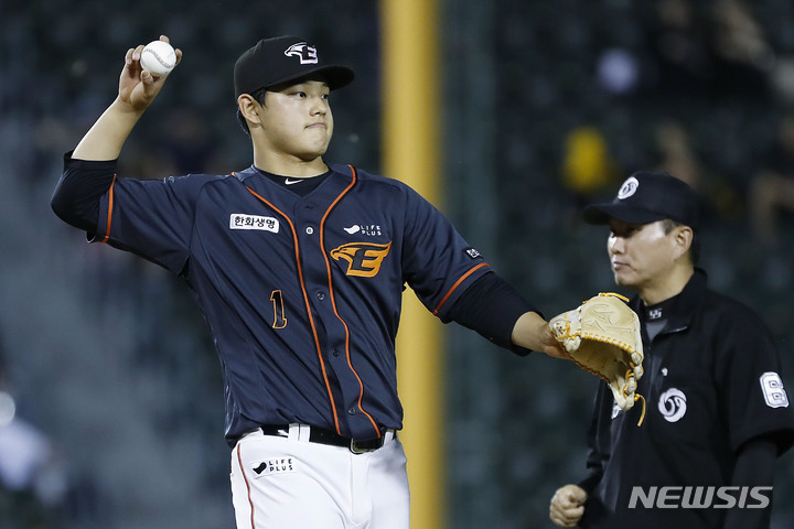 [서울=뉴시스] 최동준 기자 = 19일 서울 잠실야구장에서 열린 2023 KBO리그 LG 트윈스 대 한화 이글스의 경기, 5회말 무사 1, 2루 상황 한화 선발 문동주가 교체되며 공을 1루로 던지고 있다. 2023.05.19. photocdj@newsis.com