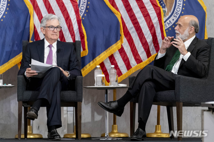[워싱턴=AP/뉴시스] 제롬 파월 미국 연방준비제도(연준) 의장(왼쪽)이 19일(현지시간) 워싱턴DC에서 열린 토마스 라우바흐 컨퍼런스에서 벤 버냉키 전 의장과 대담하고 있다. 2023.05.20