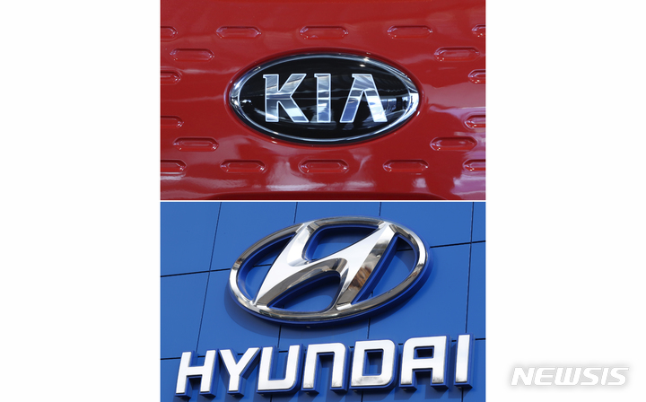 [리틀턴(콜로라도주)=AP/뉴시스]현대차와 기아가 9월 미국에서 역대 최고 수준의 판매 기록을 세웠다. 사진은 서울에 있는 기아차 로고(위)와 미 콜로라도주 리틀턴 교외에 있는 현대차 로고(아래) 2023.10.04.