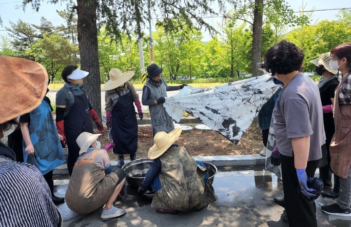  안동 고유 먹무늬염 기술을 선보이고 있다. (사진=안동시 제공) *재판매 및 DB 금지