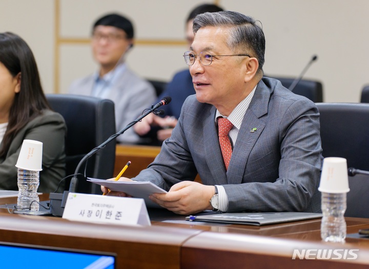 [서울=뉴시스] 이한준 한국토지주택공사(LH) 사장이 18일 경상남도 진주 LH 본사에서 출입기자단과 기자간담회를 갖고 질의에 답변하고 있다. 