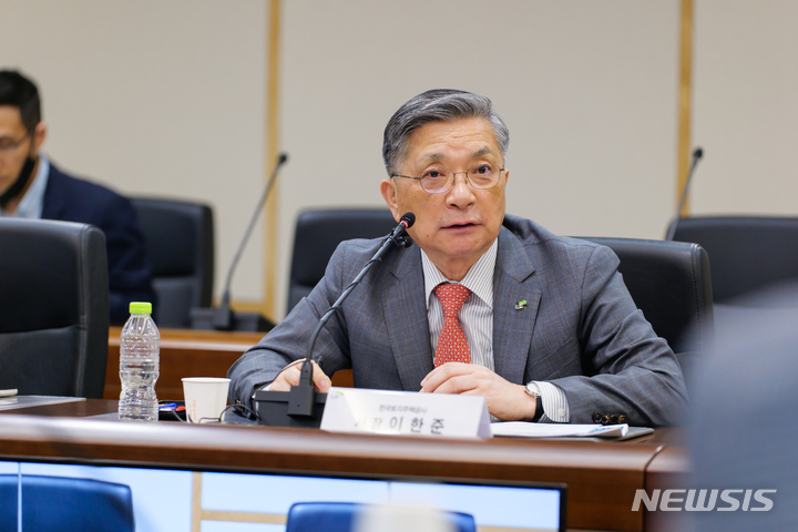 [서울=뉴시스] 이한준 한국토지주택공사 사장이 지난 18일 경남 진주 LH 본사에서 기자간담회를 갖고 발언하고 있다. 