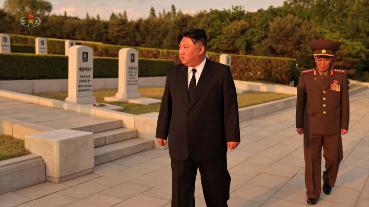 [서울=뉴시스] 김정은 북한 국무위원장이 자신의 후계 교육을 맡았던 현철해 원수 사망 1주기를 맞아 평양 형제산구역 신미리애국열사릉을 찾아 참배했다고 조선중앙TV가 20일 보도했다. (사진=조선중앙TV 캡처) 2023.05.20. photo@newsis.com *사진은 기사와 직접적인 관련 없음. *재판매 및 DB 금지
