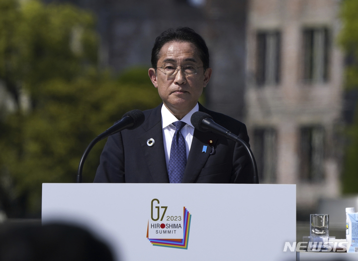 [히로시마=AP/뉴시스]기시다 후미오(岸田文雄) 일본 총리가 지난 21일 히로시마 원폭돔 앞에서 기자회견을 하고 있다. 그는 27일 김정은 북한 국무위원장과의 직접 만남을 포함해 수십년 전 북한에 납치된 일본인들의 귀환 보장을 위한 고위급 회담을 시작할 준비가 돼 있음을 시사했다고 NHK가 보도했다. 2023.05.27.