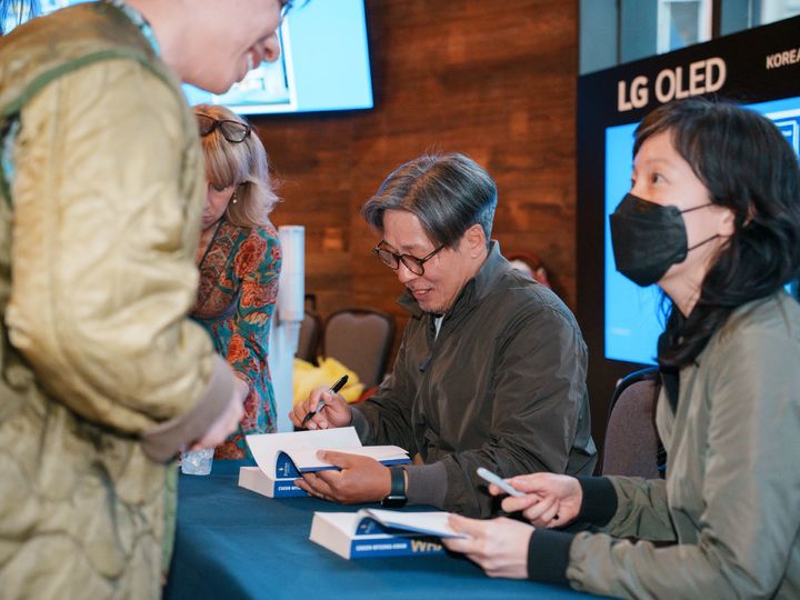 [서울=뉴시스]천명관 작가와 김지영 번역가가 지난 19일(현지시간) 주영한국문화원이 개최하는 '한국문학의 밤-천명관의 고래' 행사에서 사인회를 열고 있다. (사진=주영한국문화원 제공) 2023.05.21. photo@newsis.com *재판매 및 DB 금지