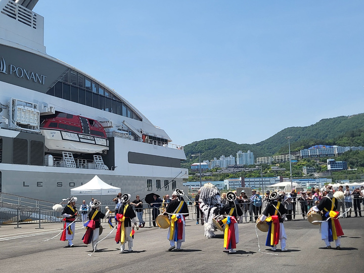 21일 오전 전남 여수엑스포항에서 국제 크루즈선 '르솔레알'호의 입항을 환영하는 행사가 열리고 있다.  *재판매 및 DB 금지