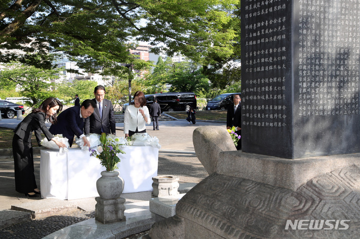 [히로시마=뉴시스] 홍효식 기자 = 윤석열 대통령과 부인 김건희 여사, 기시다 후미오 일본 총리와 부인 기시다 유코 여사가 21일 오전 히로시마 평화기념공원 내 한국인 원폭희생자 위령비를 찾아 헌화하고 있다. 2023.05.21. yesphoto@newsis.com