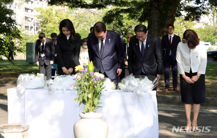 [히로시마=뉴시스] 홍효식 기자 = 윤석열 대통령과 부인 김건희 여사, 기시다 후미오 일본 총리와 부인 기시다 유코 여사가 21일 오전 히로시마 평화기념공원 내 한국인 원폭희생자 위령비를 찾아 공동 참배하고 있다. 2023.05.21. yesphoto@newsis.com