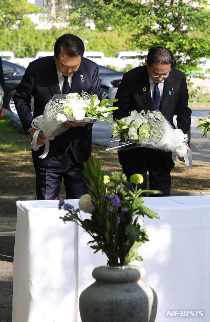 [히로시마=뉴시스] 홍효식 기자 = 윤석열 대통령과 기시다 후미오 일본 총리가 21일 오전 히로시마 평화기념공원 내 한국인 원폭희생자 위령비를 찾아 헌화하고 있다. 2023.05.21. yesphoto@newsis.com