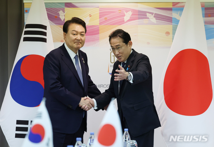[히로시마=뉴시스] 홍효식 기자 = 주요 7개국(G7) 정상회의 참관국 자격으로 일본을 방문 중인 윤석열 대통령이 21일 히로시마 평화기념공원 국제회의장에서 열린 한일 정상회담에서 기시다 후미오 일본 총리와 악수하고 있다 2023.05.21. yesphoto@newsis.com