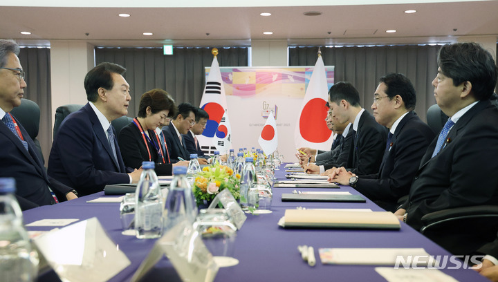[히로시마=뉴시스] 홍효식 기자 = 주요 7개국(G7) 정상회의 참관국 자격으로 일본을 방문 중인 윤석열 대통령과 기시다 후미오 일본 총리가 21일 히로시마 평화기념공원 국제회의장에서 한일 정상회담을 하고 있다 2023.05.21. yesphoto@newsis.com