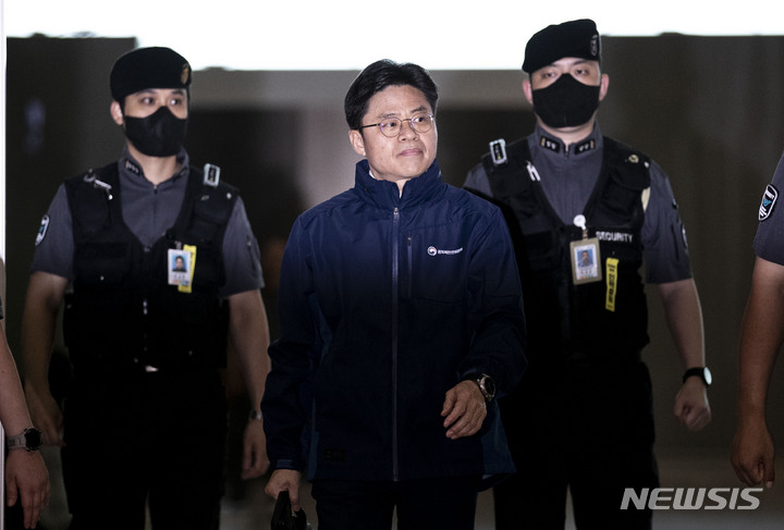 [인천공항=뉴시스] 정병혁 기자 = 후쿠시마 원전 전문가 현장시찰단장인 유국희 원자력안전위원회 위원장이 21일 오전 인천국제공항 제2터미널 출국장에서 출국을 위해 이동하고 있다. 2023.05.21. jhope@newsis.com