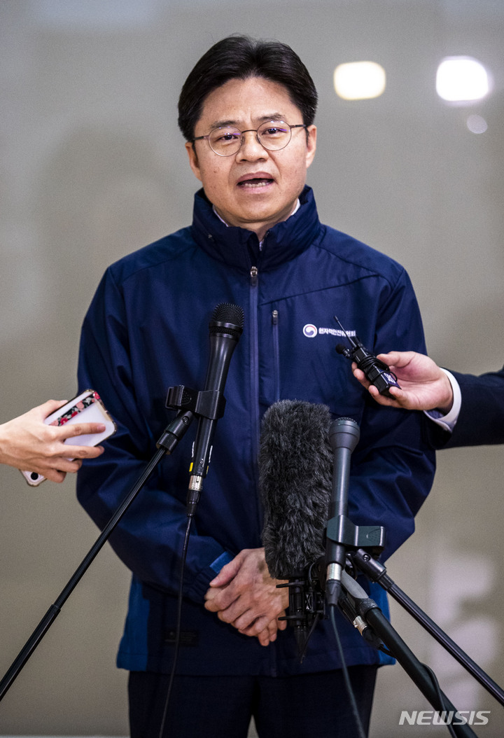 [인천공항=뉴시스] 정병혁 기자 = 후쿠시마 원전 전문가 현장시찰단장인 유국희 원자력안전위원회 위원장이 21일 오전 인천국제공항 제2터미널 출국장에서 출국에 앞서 취재진의 질문에 답하고 있다. 2023.05.21. jhope@newsis.com