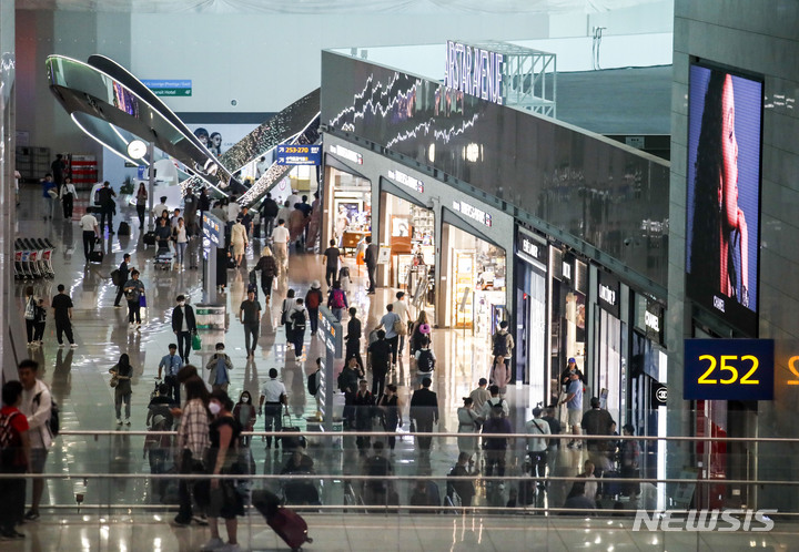 [인천공항=뉴시스] 정병혁 기자 = 중국발 외국인 입국자수가 회복세를 보이면서, 면세점 업황 개선 기대감이 높아지고 있다. 면세점 업계에선 중국인 관광객 입국 규모 추이를 예의 주시하고 있다. 중국발 외국인 입국자 수는 지난달 11만1049명으로 집계됐다. 2020년 2월 이후 3년 2개월 만에 10만명을 다시 넘어섰다. 21일 오전 인천공항 제2터미널 면세구역에서 여행객들이 이동하고 있다. 2023.05.21. jhope@newsis.com