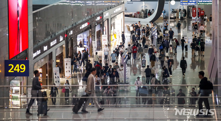 [인천공항=뉴시스] 정병혁 기자 = ﻿다음달 위스키, 와인 등 면세 주류에 대한 이른바 '스마트 오더' 도입이 가시화되면서 면세업계가 분주한 모습이다. 사진은 5월21일 오전 인천공항 제2터미널 면세구역 모습. 2023.05.21. jhope@newsis.com