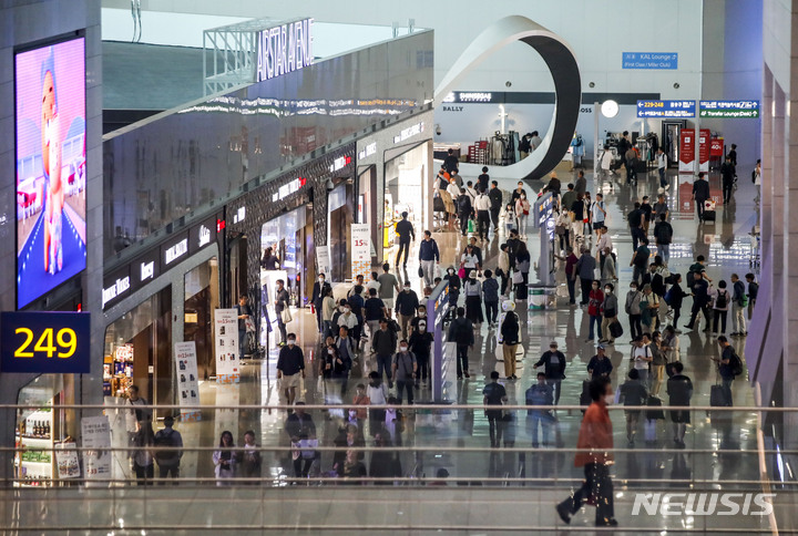 [인천공항=뉴시스] 정병혁 기자 = ﻿다음달 위스키, 와인 등 면세 주류에 대한 이른바 '스마트 오더' 도입이 가시화되면서 면세업계가 분주한 모습이다. 사진은 5월21일 인천공항 제2터미널 면세구역 모습. 2023.05.21. jhope@newsis.com
