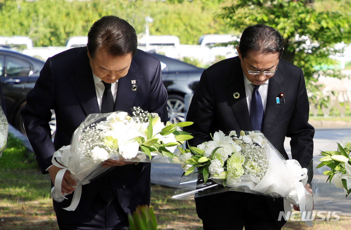 [히로시마=뉴시스] 홍효식 기자 = 윤석열 대통령과 부인 김건희 여사, 기시다 후미오 일본 총리와 부인 기시다 유코 여사가 21일 오전 히로시마 평화기념공원 내 한국인 원폭희생자 위령비를 찾아 헌화하고 있다. 2023.05.21. yesphoto@newsis.com