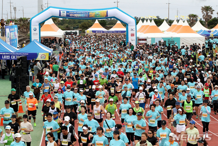 [제주=뉴시스] 우장호 기자 = 제27회 제주국제관광마라톤축제가 열린 21일 오전 제주시 구좌종합운동장에서 국내외 참가자 3500여명이 힘차게 출발하고 있다. 제주도가 주최하고 제주도관광협회가 주관하는 제주국제관광마라톤축제는 1995년 일반시민들이 참가하는 마라톤 대회로 시작해 해마다 아름다운 제주의 해안 절경을 즐기며 달리는 스포츠 축제의 장이다. 2023.05.21. woo1223@newsis.com