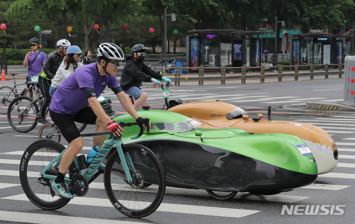 [서울=뉴시스] 김금보 기자 = 21일 오전 서울 종로구 광화문광장에서 열린 '2023 서울자전거대행진'에 참가자들이 이색자전거를 타고 있다. 2023.05.21. kgb@newsis.com