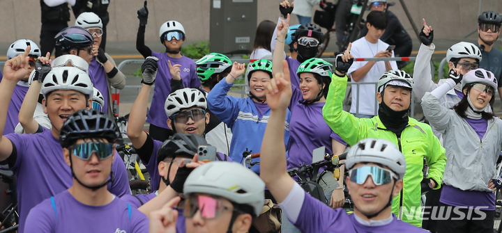 [서울=뉴시스] 김금보 기자 = 21일 오전 서울 종로구 광화문광장에서 열린 '2023 서울자전거대행진'에 참가한 시민들이 즐거워 하고 있다. 2023.05.21. kgb@newsis.com