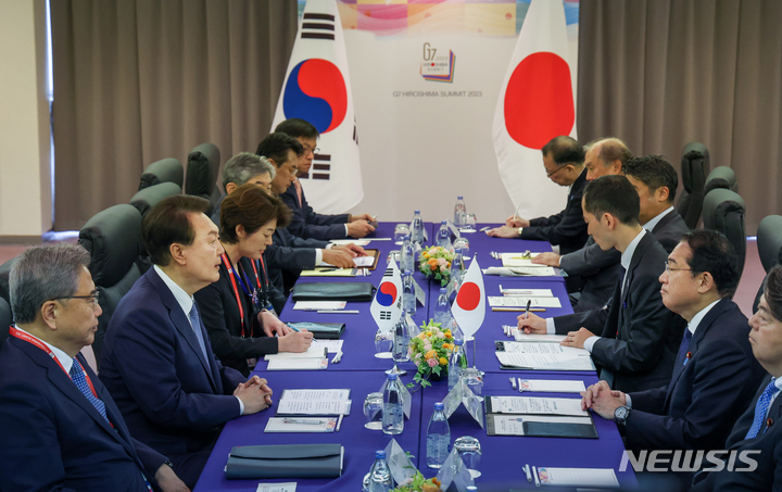 [히로시마=뉴시스] 홍효식 기자 = 주요 7개국(G7) 정상회의 참관국 자격으로 일본을 방문 중인 윤석열 대통령과 기시다 후미오 일본 총리가 21일 히로시마 평화기념공원 국제회의장에서 한일 정상회담을 하고 있다. 2023.05.21. yesphoto@newsis.com