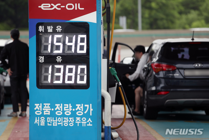 [서울=뉴시스] 고승민 기자 = 서울의 한 주유소를 찾은 운전자들이 주유를 하고 있다. 2023.05.21. kkssmm99@newsis.com