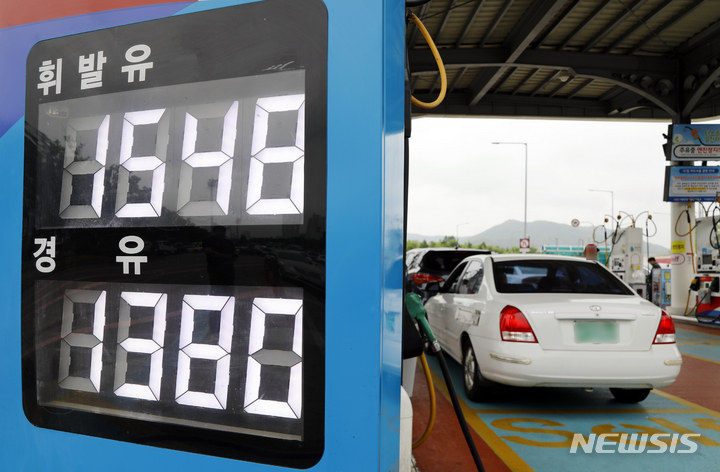 [서울=뉴시스] 고승민 기자 = 서울의 한 주유소를 찾은 운전자들이 주유를 하고 있다. 2023.05.21. kkssmm99@newsis.com